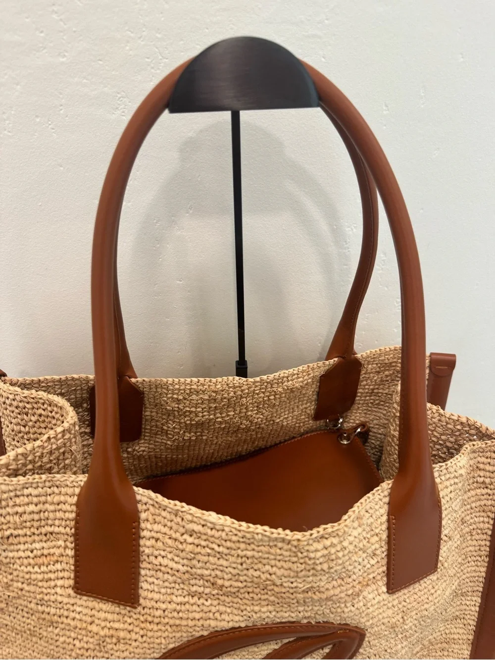 Christian Louboutin By my side Tan Raffia Tote with pouch - Picture 5 of 11